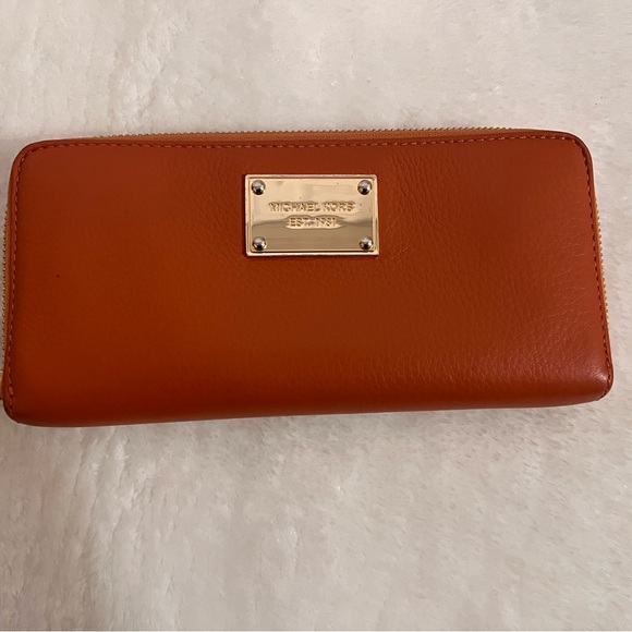 Michael Kors Jet Set Orange Leather Zip Around Wallet - Picture 2 of 7